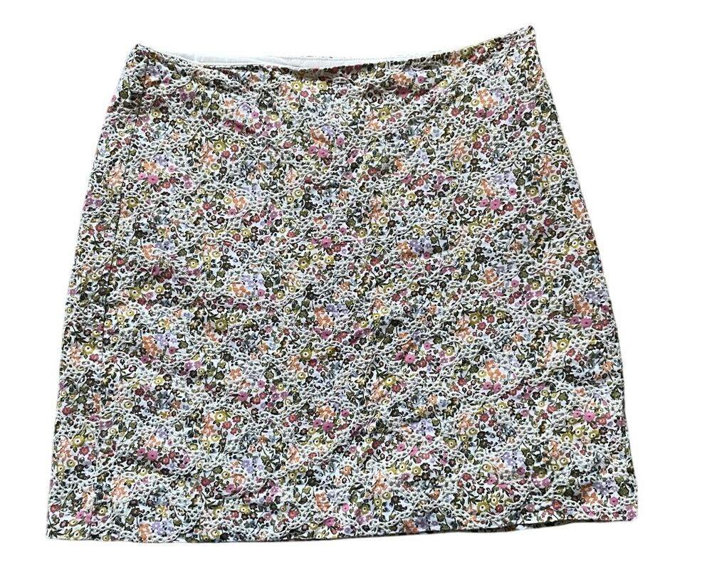 Loft Womens/Teen Floral Mini Skirt Size 6 Petite Floral white lace 3D design
